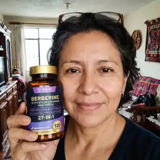 María José con su frasco de Berberina 27 en 1