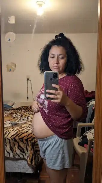 Selfie en el espejo con la barriga inflamada, de noche